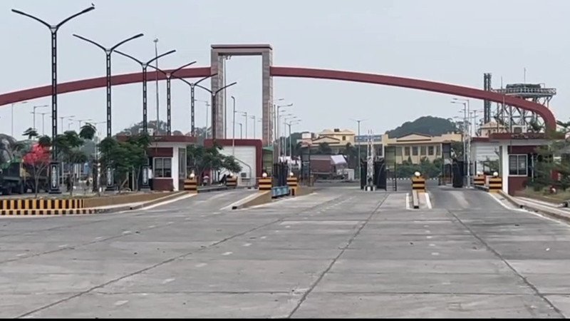 ভারতের ছুটিতে বেনাপোল-পেট্রাপোল বন্দরে বাণিজ্য বন্ধ, পণ্যবাহী ট্রাকে দীর্ঘ জট